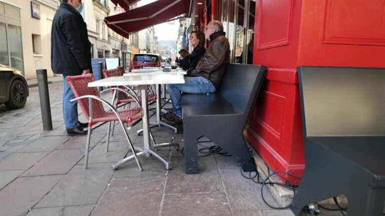 A Norman restaurateur invents heated benches to compensate for the ban on radiant heaters