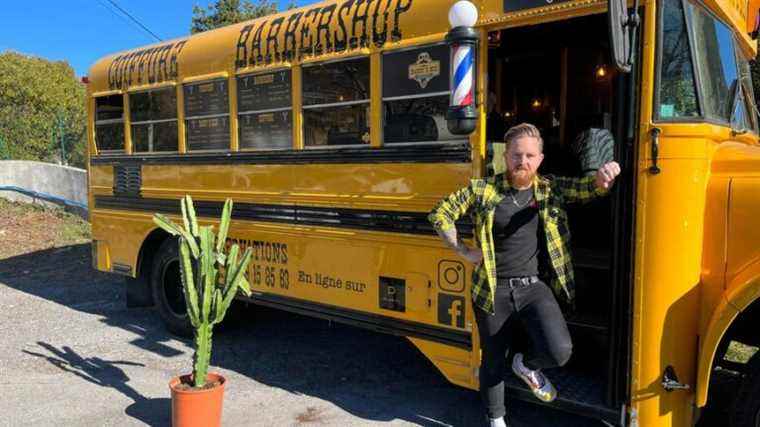 A barbershop in an American school bus in Saint-Jeannet