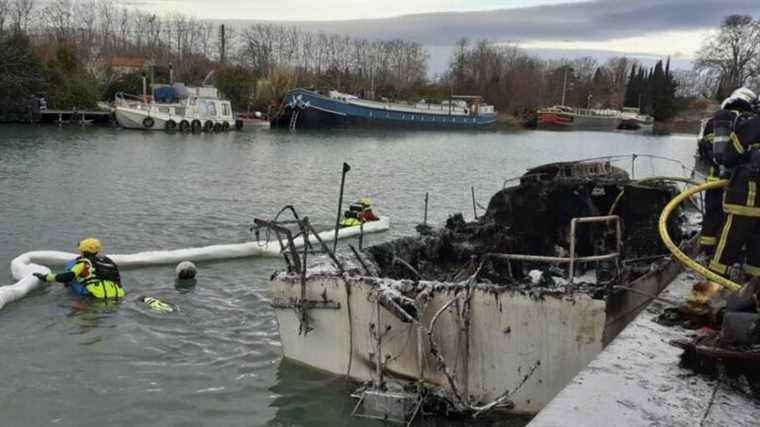 A charred body discovered on a completely burned boat in Béziers