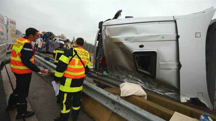 A heavyweight lying on the road on the A9 near Lunel, highway cut