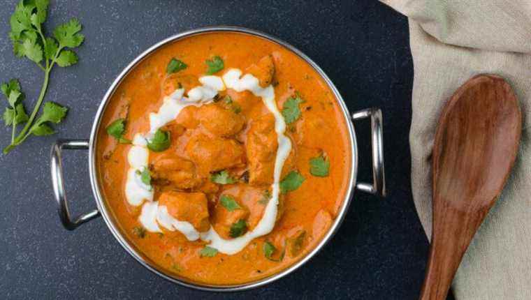 Alexandra, the cook of Jean Jaurès prepares a coconut chicken, curry