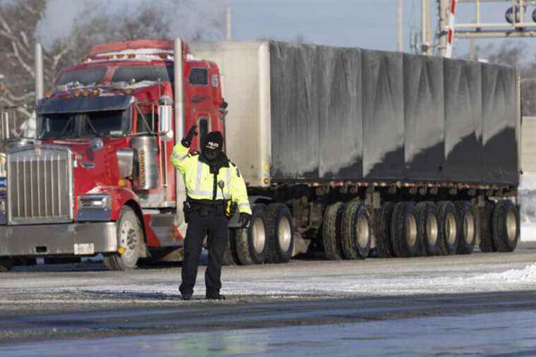 Ambassador Bridge |  The trucks are rolling again, under the eye of the police