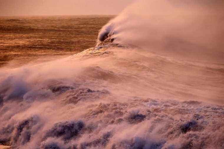 A ship runs aground in Reunion, still swept by cyclone Batsirai