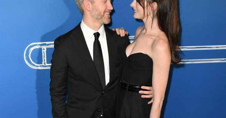 Anne Hathaway lovely on the arm of Adam Shulman: rare appearance of the couple so discreet