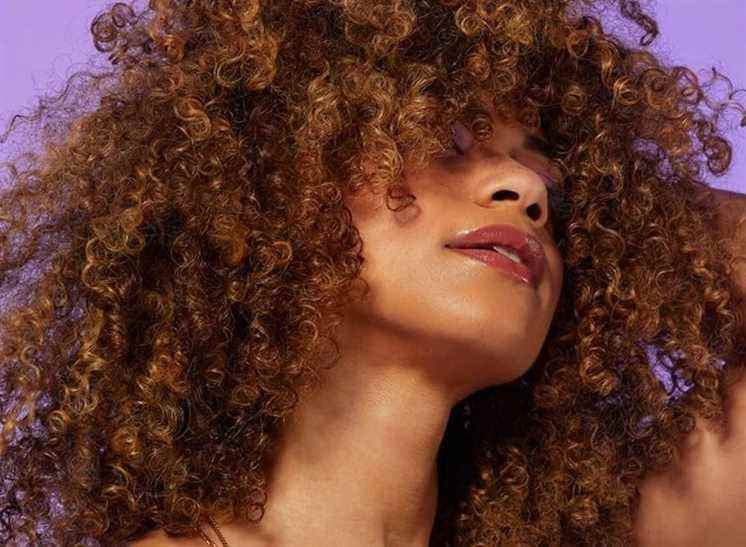 Balm, mask, definition cream… the best care for curly and frizzy hair