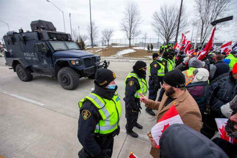 Blocking the Ambassador Bridge |  Impasse persists despite police operation