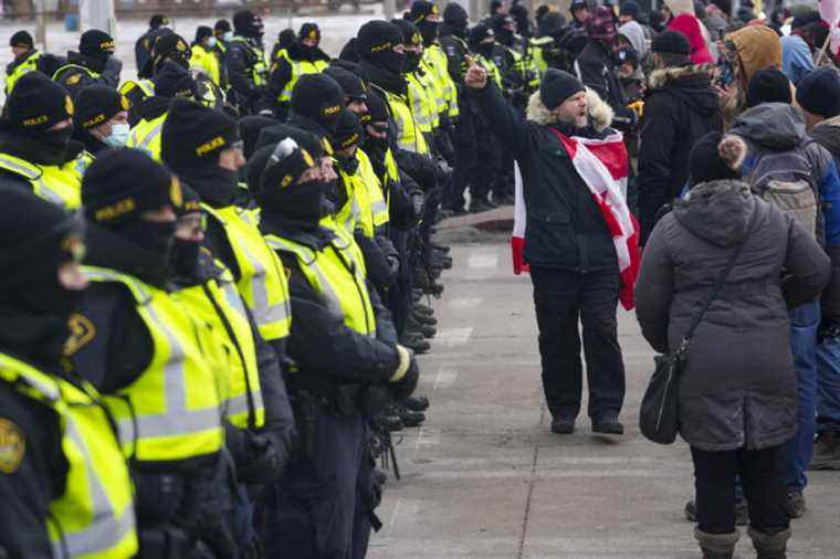 Blocking the Ambassador Bridge |  Police operation to dislodge protesters