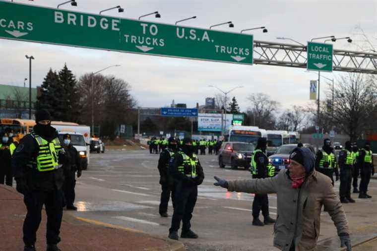 Blocking the Ambassador Bridge |  The police intervene to dislodge the demonstrators