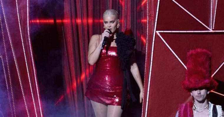 Brit Awards 2022: Singer Anne-Marie falls violently on stage!