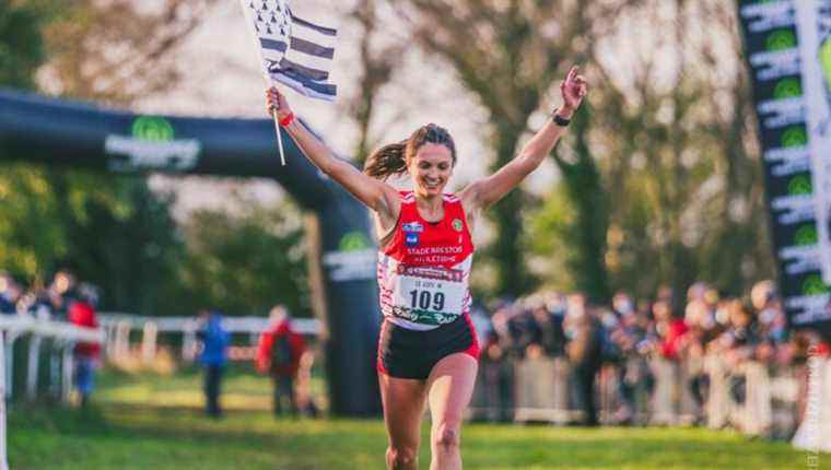 Brittany cross country champion, Marion le Goff also traces her route by bike