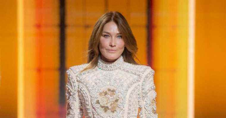 Carla Bruni: Belly in the air and very short dress, sublime model for Balmain