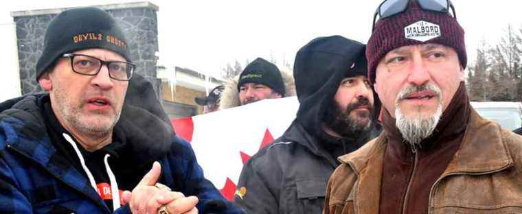 Close to the Hells behind the demonstration in Quebec: Stéphane Gagnon puts his jacket back on