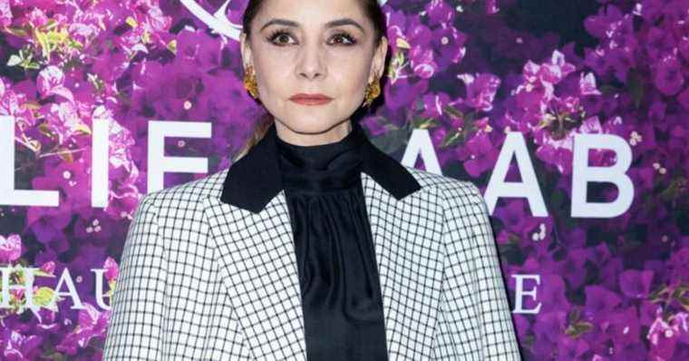 Clotilde Courau, her daughter Vittoria is 18 years old: slit dress, light outfit and rock’n’roll look… the princess is out of place