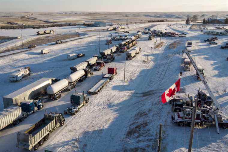 Demonstration in Alberta |  The road leading to the Coutts border post is partially reopened