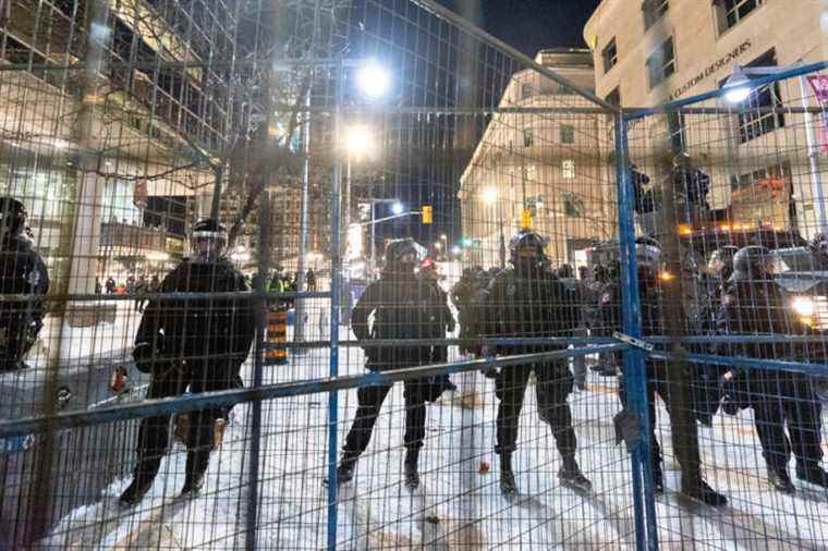 Demonstration in Ottawa |  The police advance, a nucleus resists