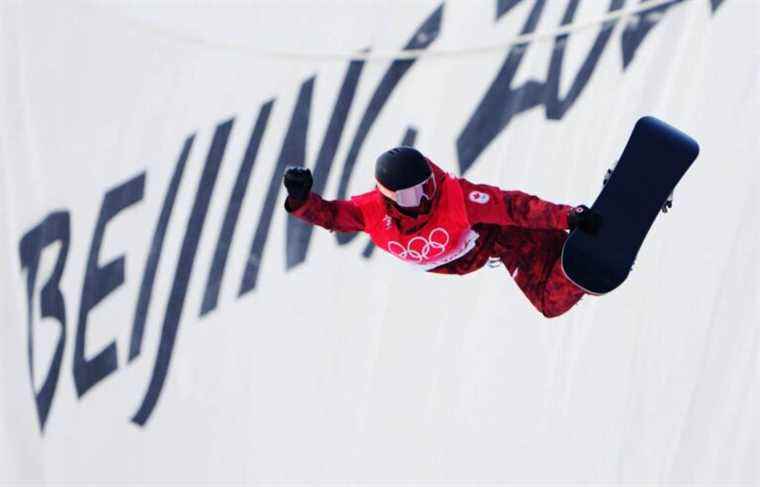 Elizabeth Hosking and Brooke D’Hondt advance to snowboarding halfpipe final