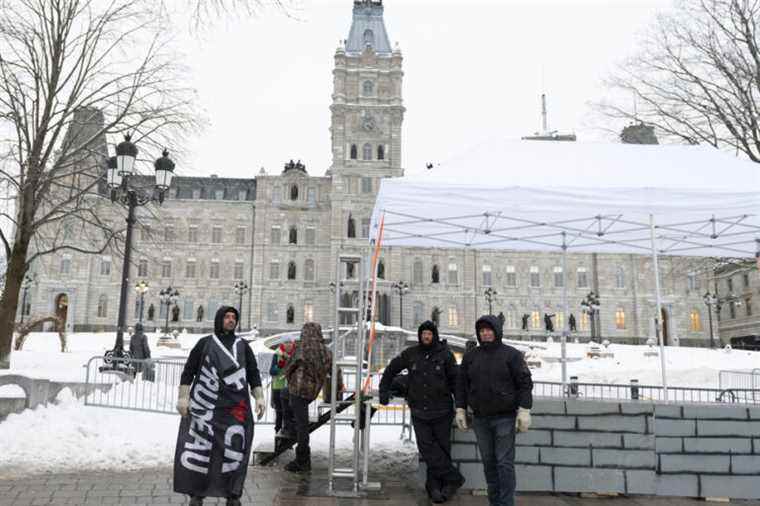 End of sanitary measures demanded |  A handful of protesters demonstrate in front of the National Assembly