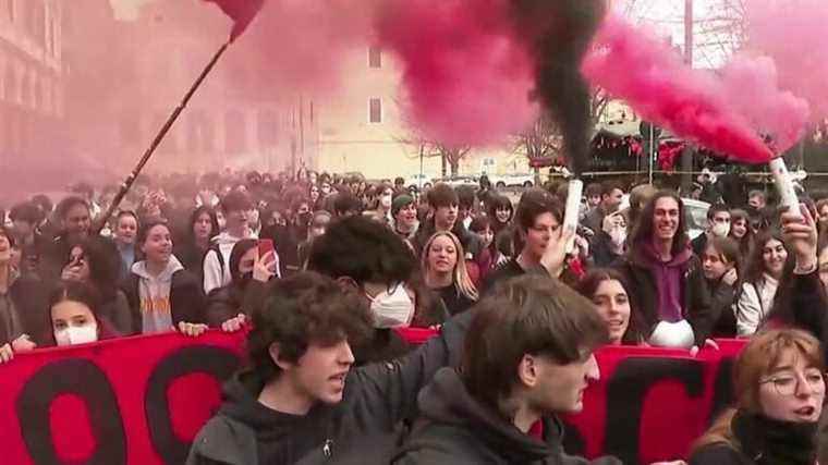 Eurozapping: Italian students in the street, the Air France KLM blues, the heroes of the Portuguese Navy