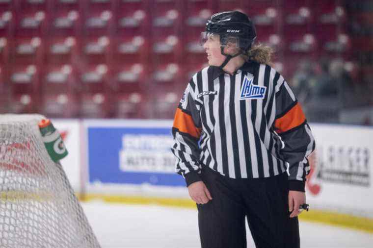 First woman to referee in the QMJHL |  Elizabeth Mantha smashes a barrier