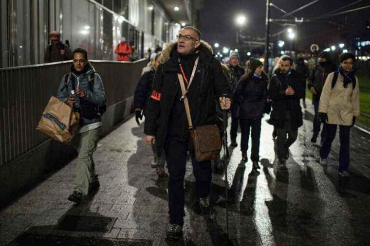 Hikers discover Paris by night