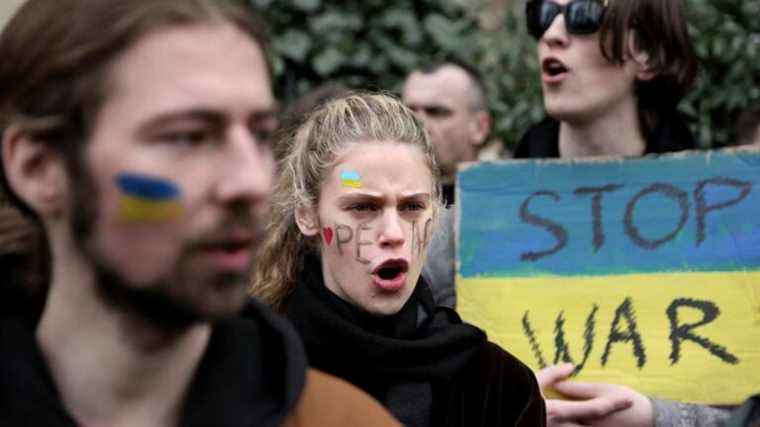 “How to live peacefully if there are people dying there?”, deplore Ukrainians from France