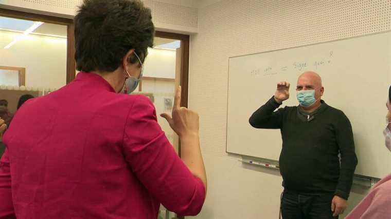 In Angoulême, training allows deaf and dumb people to learn sign language