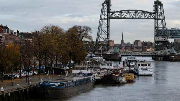 In Rotterdam, the town hall wants to dismantle a bridge to pass Jeff Bezos’ giant sailboat