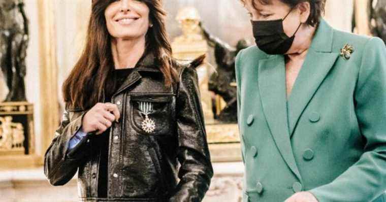 Jenifer decorated by Roselyne Bachelot: black look and leather jacket for a great moment of emotion