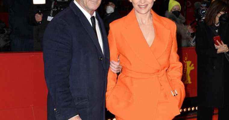 Juliette Binoche does the show at the Berlinale: XXL heels and flashy look with Vincent Lindon