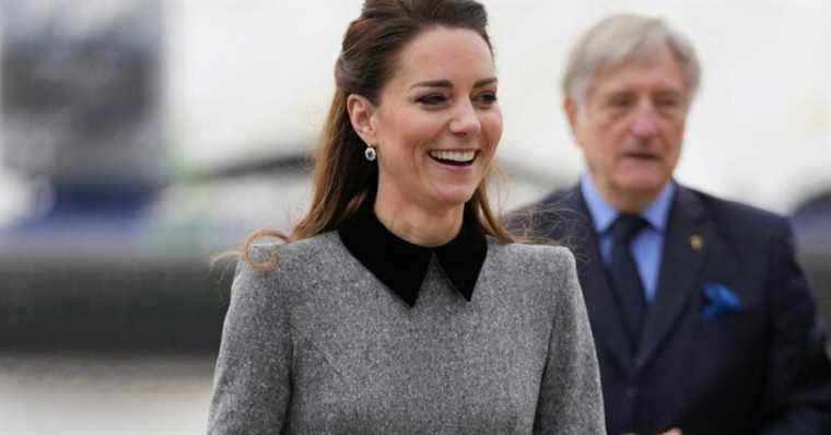 Kate Middleton in Sunday outfit: jeans and big casual sweater for the Duchess… on TV!