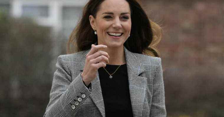 Kate Middleton out: working girl look, for a funny cooking workshop