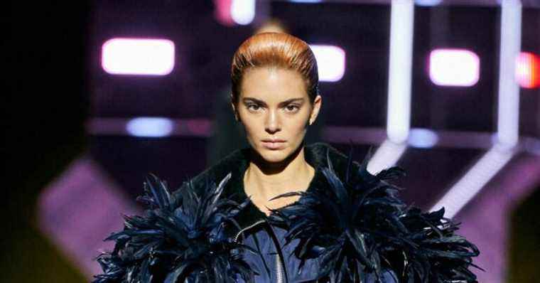 Kendall Jenner back at Fashion Week… redhead!  After two years without scrolling