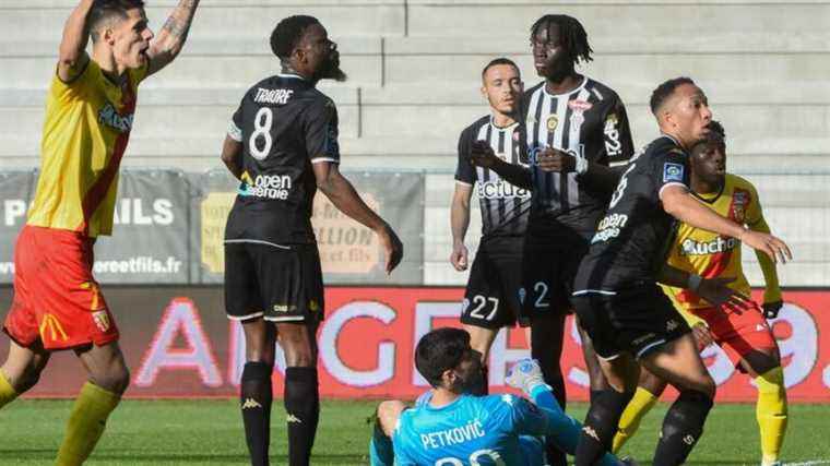 Lens wins at Angers but can thank Petkovic and the sun