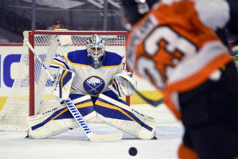 Maple Leafs acquire goaltender Carter Hutton