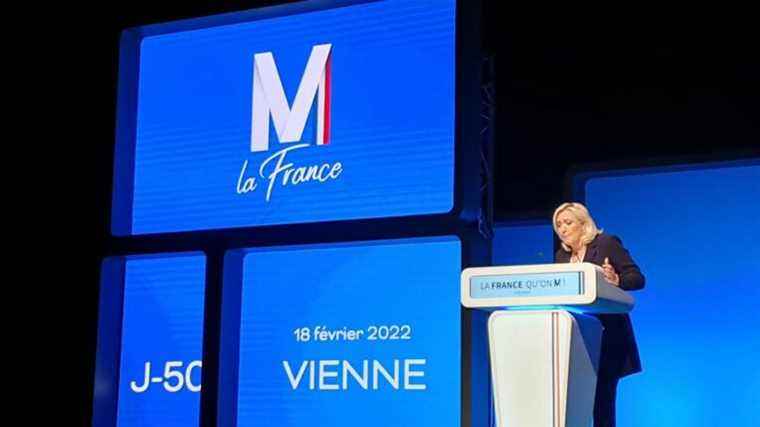 Marine Le Pen at a meeting, asks the President of the Republic to declare himself