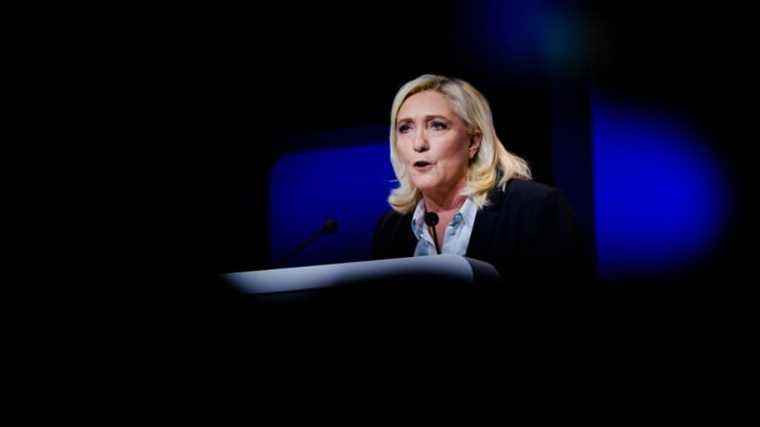 Marine Le Pen wants to ban foreign languages ​​in advertising