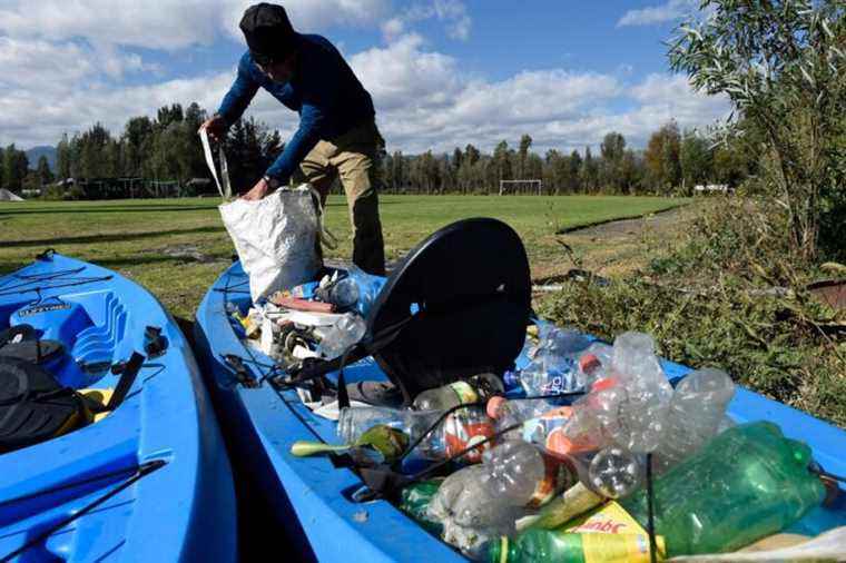 Mexico |  A man tries to protect the pre-Hispanic canals of Xochimilco from pollution