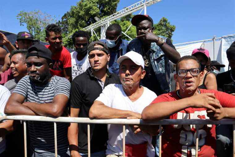 Mexico |  Migrants sew their mouths shut in protest against authorities