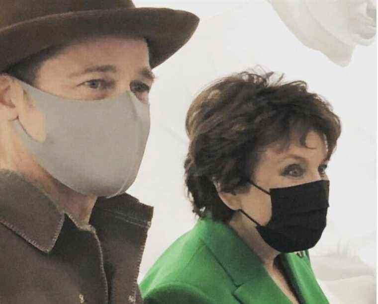 Minister Roselyne Bachelot meets Brad Pitt in Paris in a museum and offers herself an express photo!