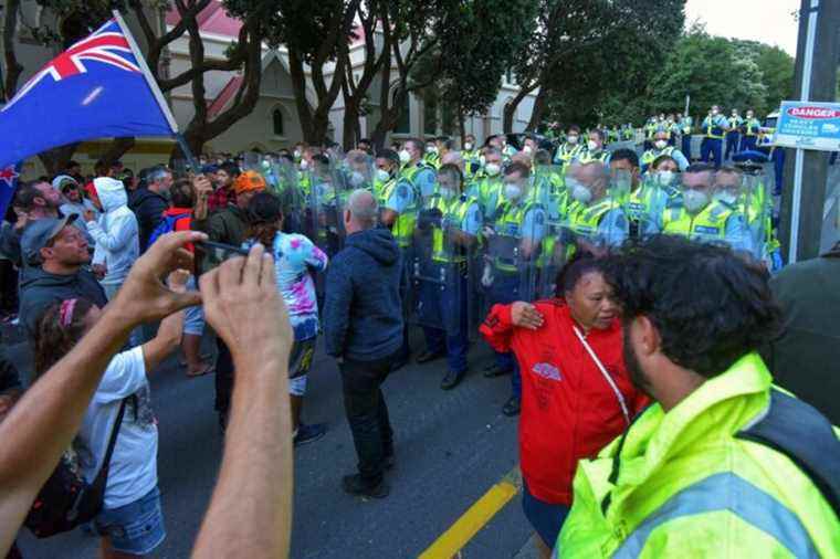 New Zealand |  Clashes during an anti-vax demonstration inspired by Canadian convoys