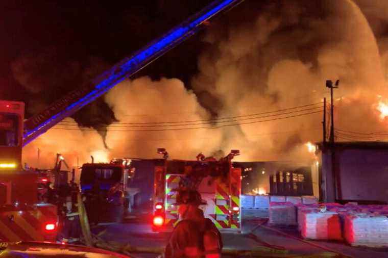 North Carolina |  Fertilizer factory fire drives thousands away