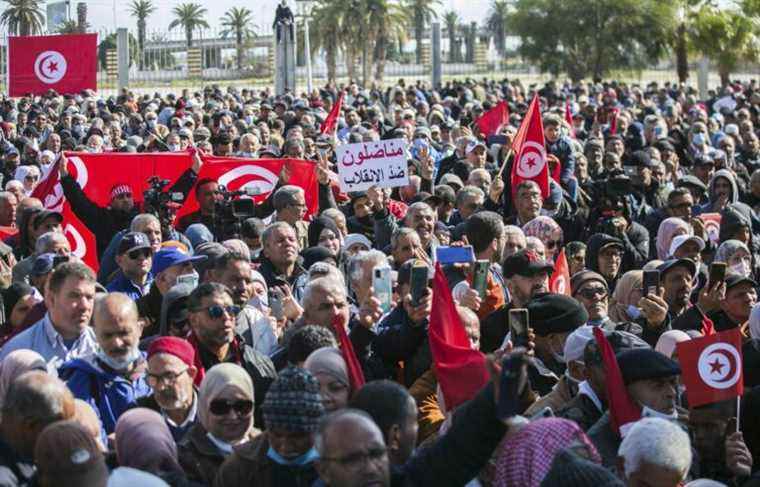 President expands power over judiciary, Tunisians protest