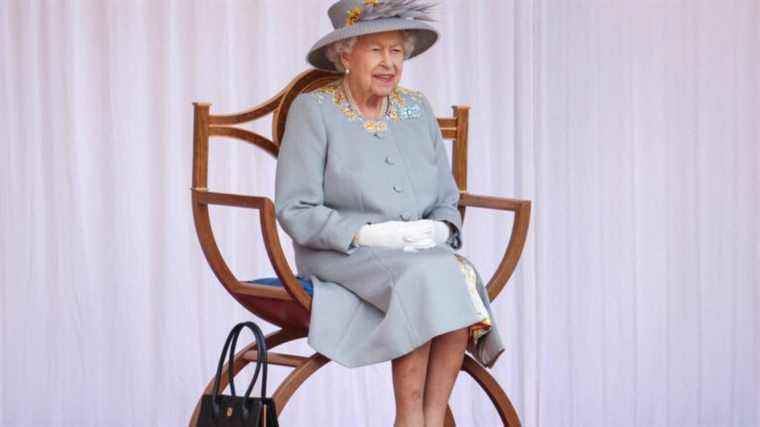 the British press is worried about the queen, diminished by “mobility problems”, forced to “hand over the reins”