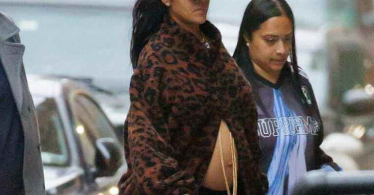 Rihanna pregnant: new remarkable and stylish outing, her round belly in the air