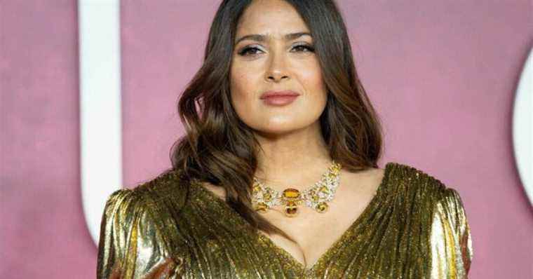 Salma Hayek sublime in the natural: she removes the makeup and takes out the swimsuit!