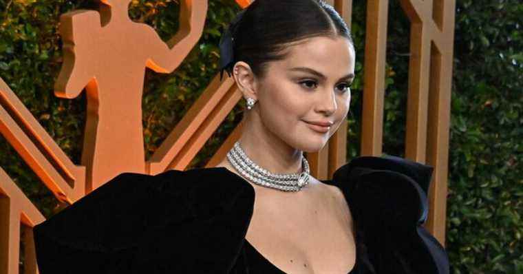 Selena Gomez falls on the red carpet of the SAG Awards… and ends the evening barefoot!