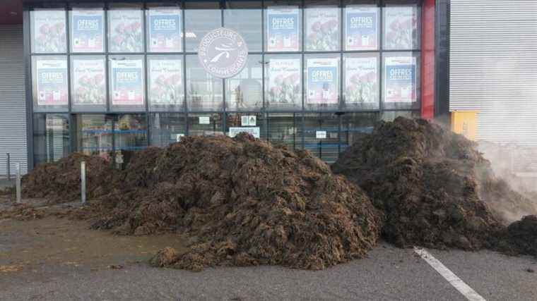 Several tons of manure dumped by farmers in front of the Intermarché de Mirecourt