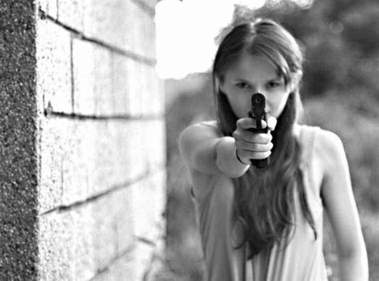 Sexually abused by her father during her childhood, she decides to take revenge and shoots him