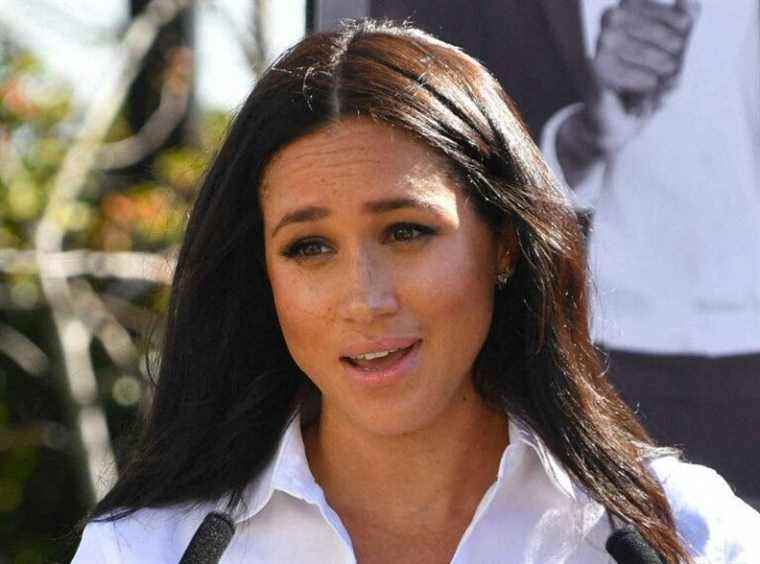 Silence!  In public, Meghan Markle uses this secret signal when she wants Prince Harry to stop talking!