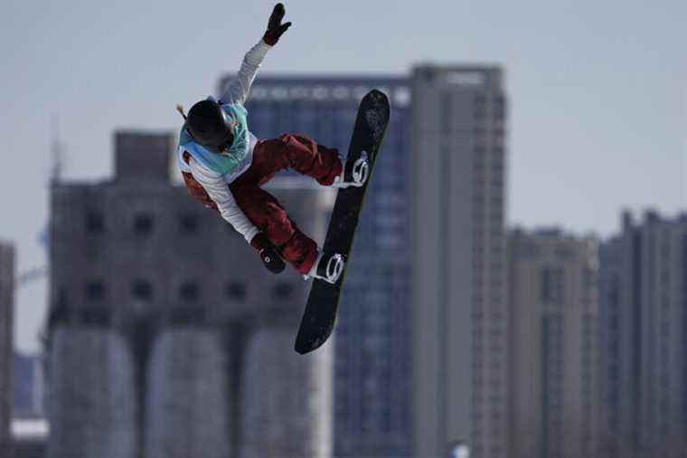 Snowboarding |  Laurie Blouin reaches the final with a big jump